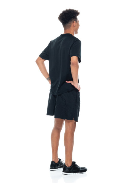 非洲裔男性穿着运动鞋站在白色背景前图片下载