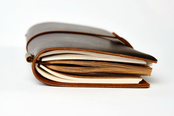 手工纸日记本棕色皮革封面，特写。图片下载