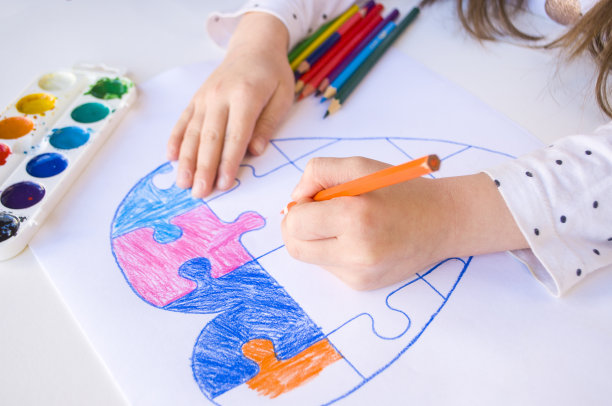 白色背景上的彩色手绘爱心图片下载