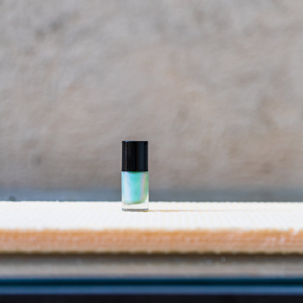 近距离的彩色照片，明亮和闪光的指甲油瓶孤立与复制空间。图片下载