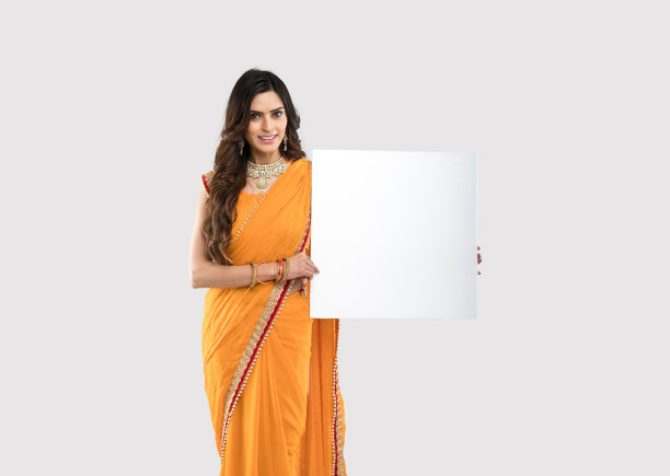 一个印度女人拿着一块空白的广告牌图片下载
