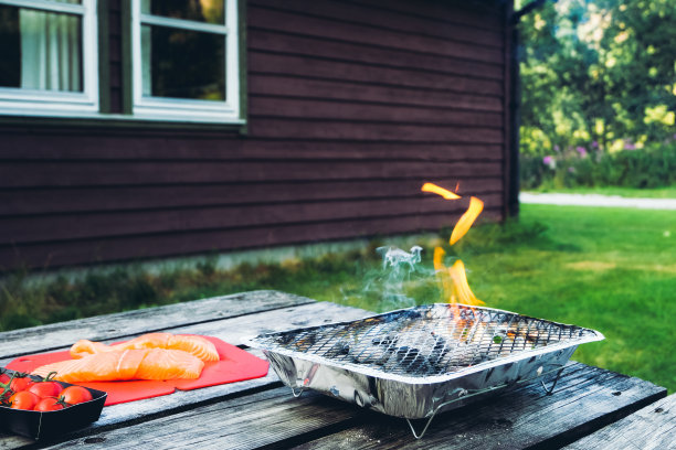准备野餐和准备美味的晚餐在露营地点图片下载