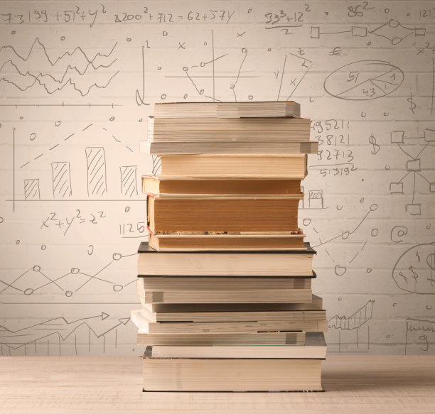 一堆用涂鸦方式写着数学公式的书图片下载