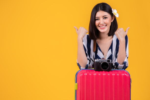 穿着休闲夏装的亚洲女游客图片下载