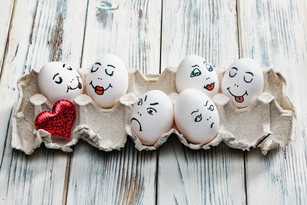 彩色的小鸡表情，上面有一颗红色的心图片下载