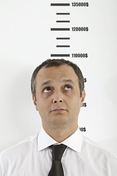 商人看着他的薪水图片下载
