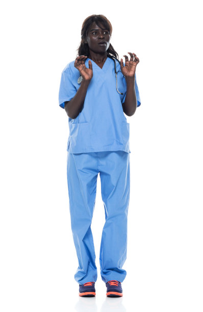 非裔美国女性穿着运动鞋站在白色背景前图片下载