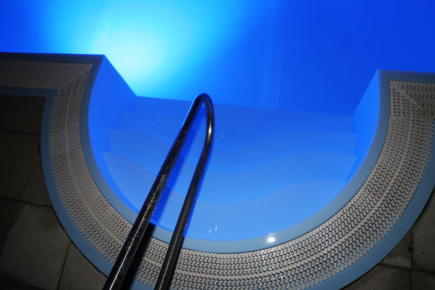 照明游泳池在晚上图片下载