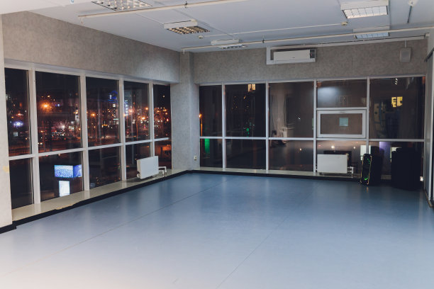 大窗户，空的室内视野，夜晚时间。图片下载