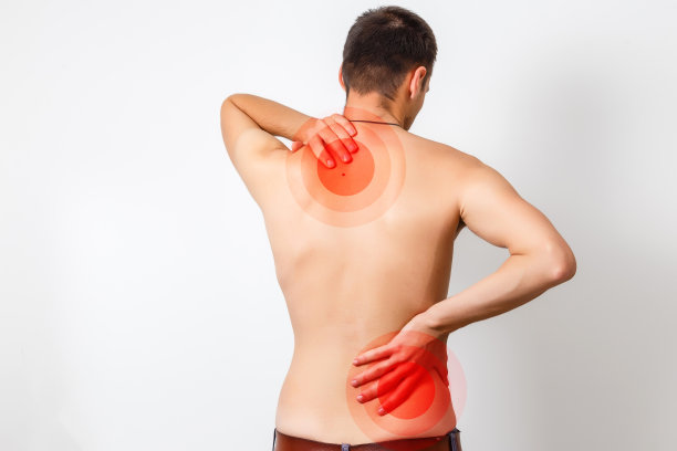 后视图的一个年轻男子抱着她的脖子在痛苦，孤立的白色背景，单色照片与红色作为一个象征的硬化图片下载