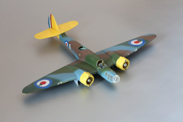 灰色背景上的复古飞机模型图片下载