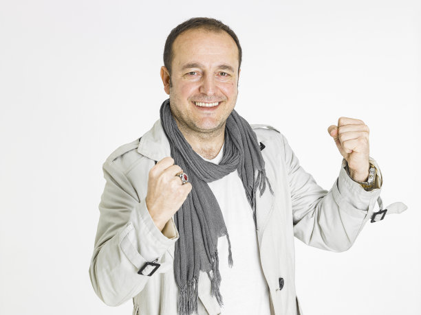 一个友好的人看着镜头图片下载