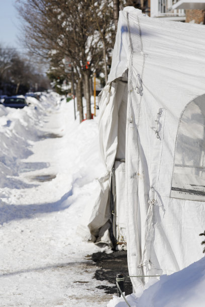 蒙特利尔大街上覆盖着厚厚的积雪图片下载