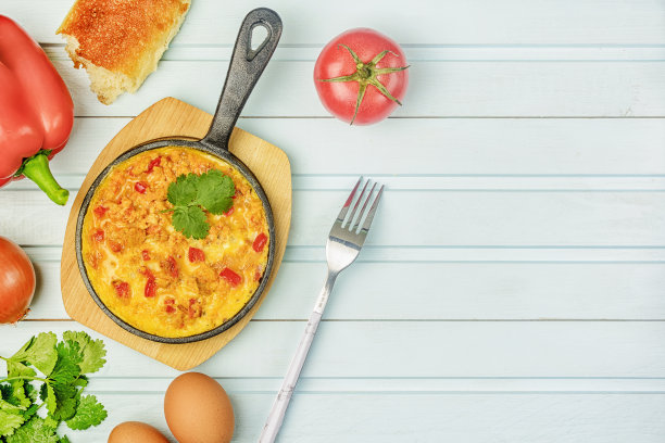 土耳其国菜，西红柿炒蛋，洋葱和西红柿，土豆泥。上图。复制空间旁边的配料。图片下载