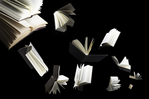 飞几本书孤立的黑色背景。图片下载
