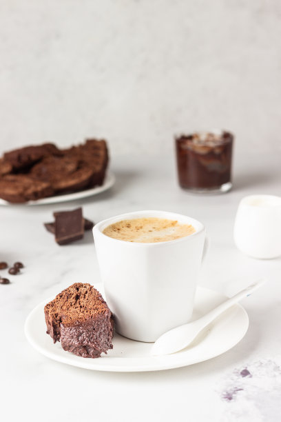 传统的意大利自制脆饼或cantuccini与巧克力和一杯咖啡在浅灰色的背景。图片下载