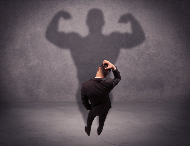 有力的阴影下的成功商人图片下载