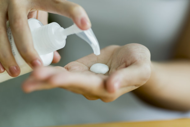 年轻女子护理皮肤图片下载