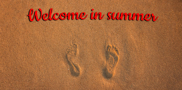 夏季概念墙纸海报脚印在沙子背景纹理地面与文字在图片上图片下载
