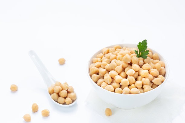 在盘子上的鹰嘴豆，孤立在白色背景上。图片下载