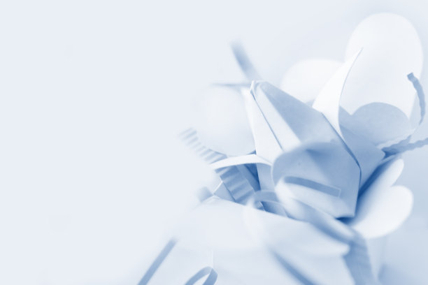 近距离组成的折纸郁金香与装饰盒心在蓝色色调。本空间图片下载