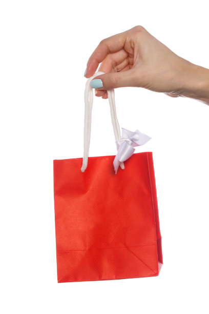 纸艺购物袋，女性手中的环保包装，留白背景，购物礼品概念图片下载