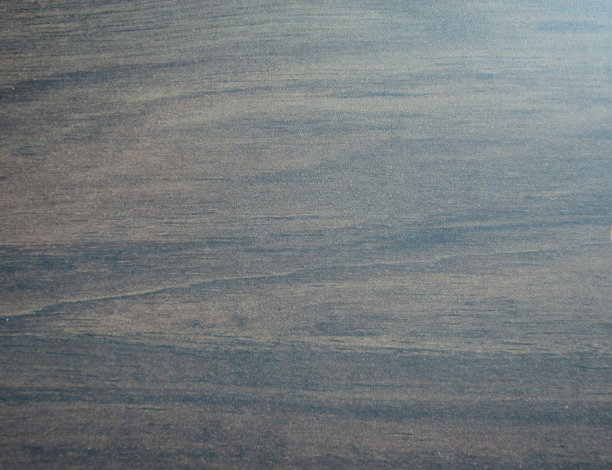 深色胡桃木，抛光的天然木材表面，右侧边缘有光泽。图片下载
