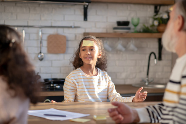 两个女孩和爷爷玩猜谜游戏图片下载
