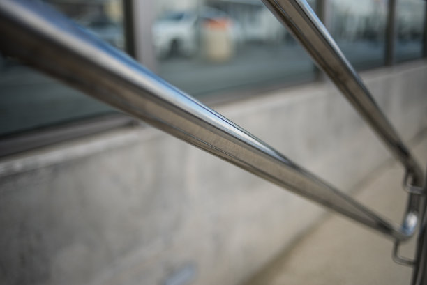 室外金属栏杆和玻璃墙图片下载