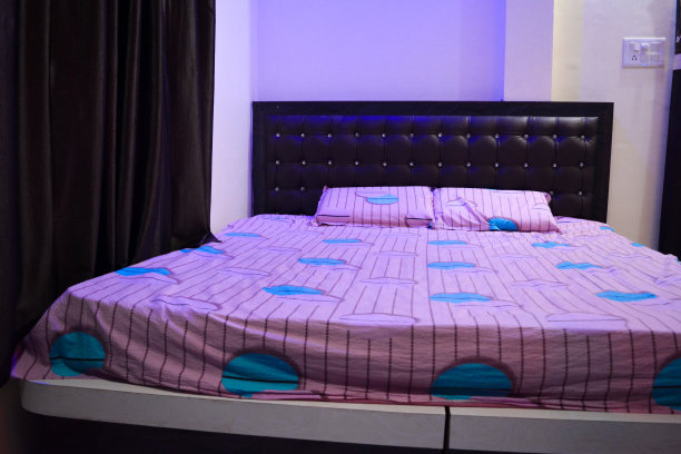 简单的卧室，舒适柔软的床图片下载