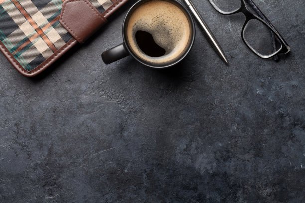 办公室桌子，桌上有记事本和咖啡图片下载