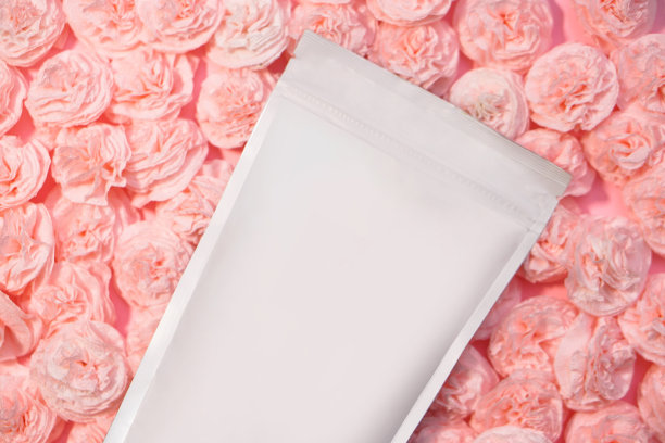 纸包装模板以纸花为背景。动作捕捉品牌你的产品包装上。设计素材照片图片下载