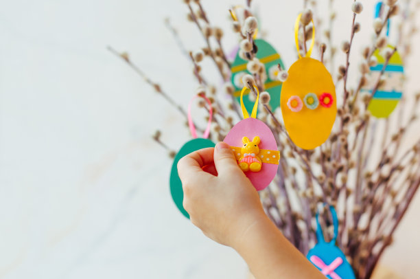 儿童裁剪彩色纸复活节彩蛋特写图片下载