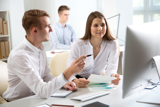 在办公室里一起工作的商业人士图片下载