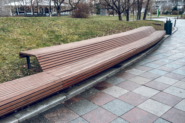 公园里的现代长木凳。城市公共空间设计。景观公园。图片下载