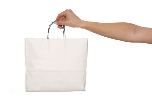 纸艺购物袋，女性手中的环保包装，留白背景，购物礼品概念图片下载