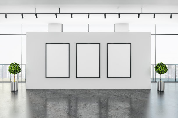 画廊内部有三个空广告牌图片下载
