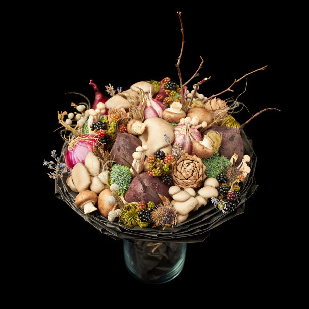 以黑色为背景的一束不同寻常的蔬菜作为礼物图片下载