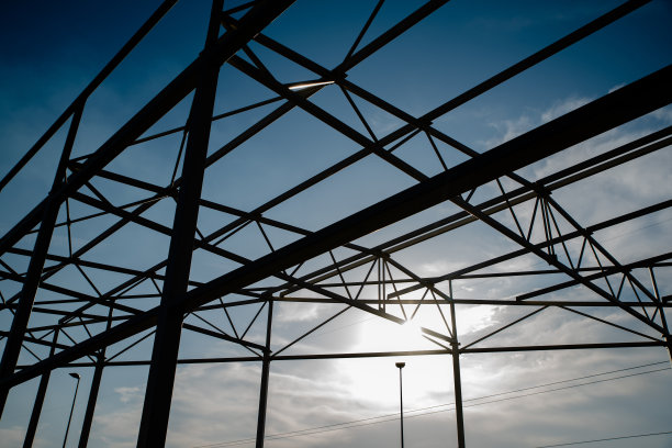 阴影中的重型钢结构图片下载