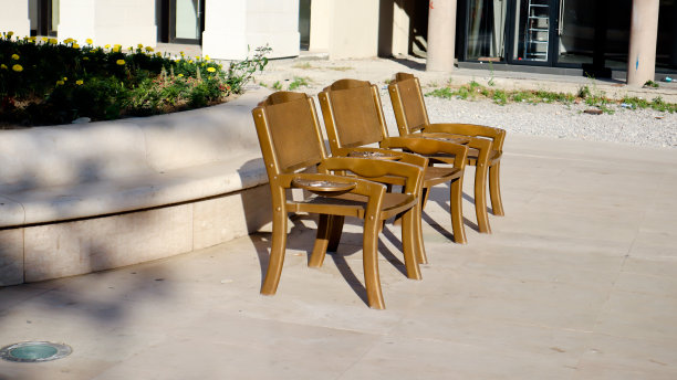 街道上的金色椅子，斯科普里市中心的装饰性纪念碑图片下载