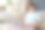 女孩在家里用笔记本电脑素材图片