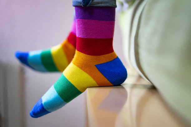 穿着彩色袜子、充满自信的双脚图片下载