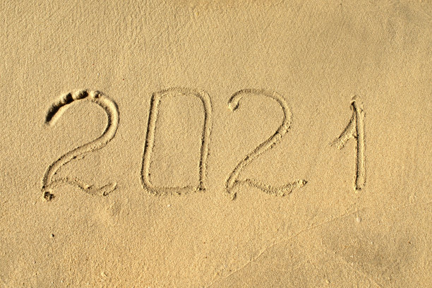 沙滩上的新年数字2021图片下载