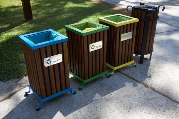 不同颜色的回收箱分别收集垃圾，以便后续处理图片下载