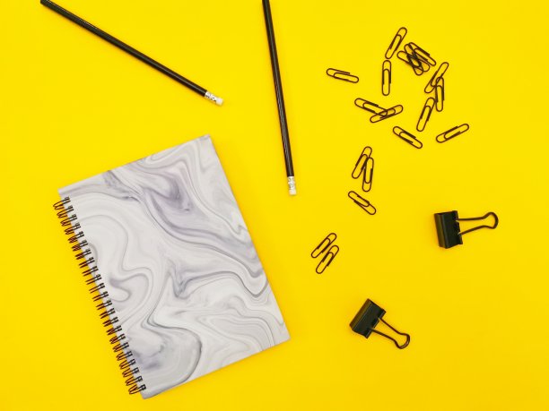 黄色背景的笔记本，工作概念图片下载