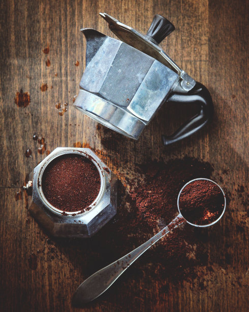 用旧壶煮咖啡图片下载