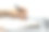在一个阳光明媚的办公室里，一个商业和教育理念的女人用笔记本电脑键盘上的笔写日记。近距离图片下载