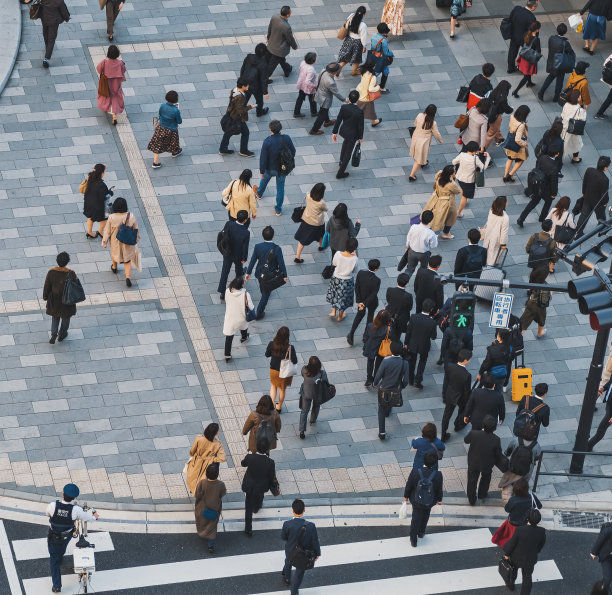 亚洲人聚集在东京街头图片下载