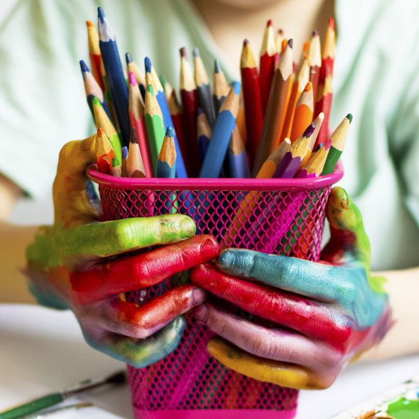 孩子在画画：孩子的手掌和手涂满了彩色水彩，水彩、水粉、画笔、彩色和蜡笔、贴纸，绘画、创意和爱好套装图片下载