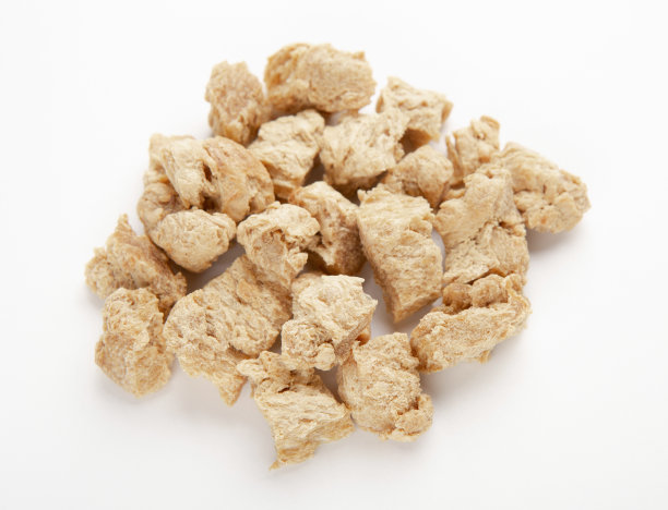 在白色背景上孤立的一堆大豆肉图片下载